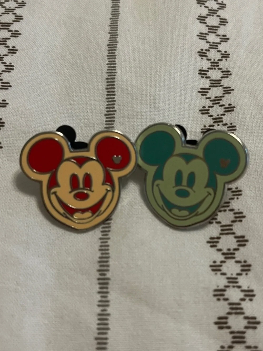 Disney: hidden Mickey Trading Pin Set - MICKEY Face -Orange & Green